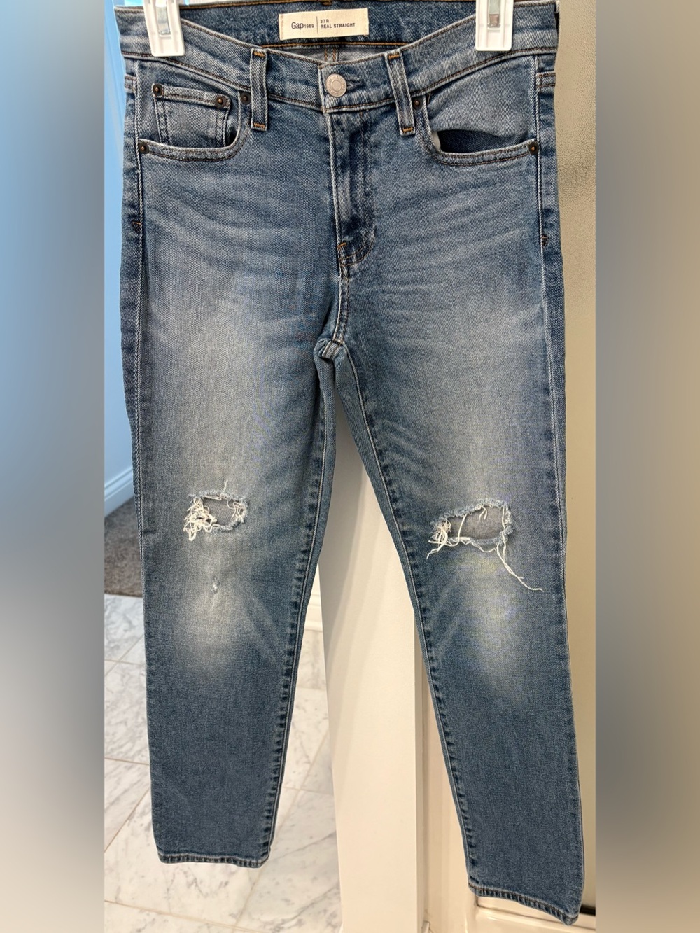 Gap 1969 Women’s Distressed Straight Leg Medium Blue